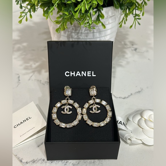 CHANEL 23K CLIP ON STATEMENT CC CRYSTAL EARRINGS - Picture 3 of 8